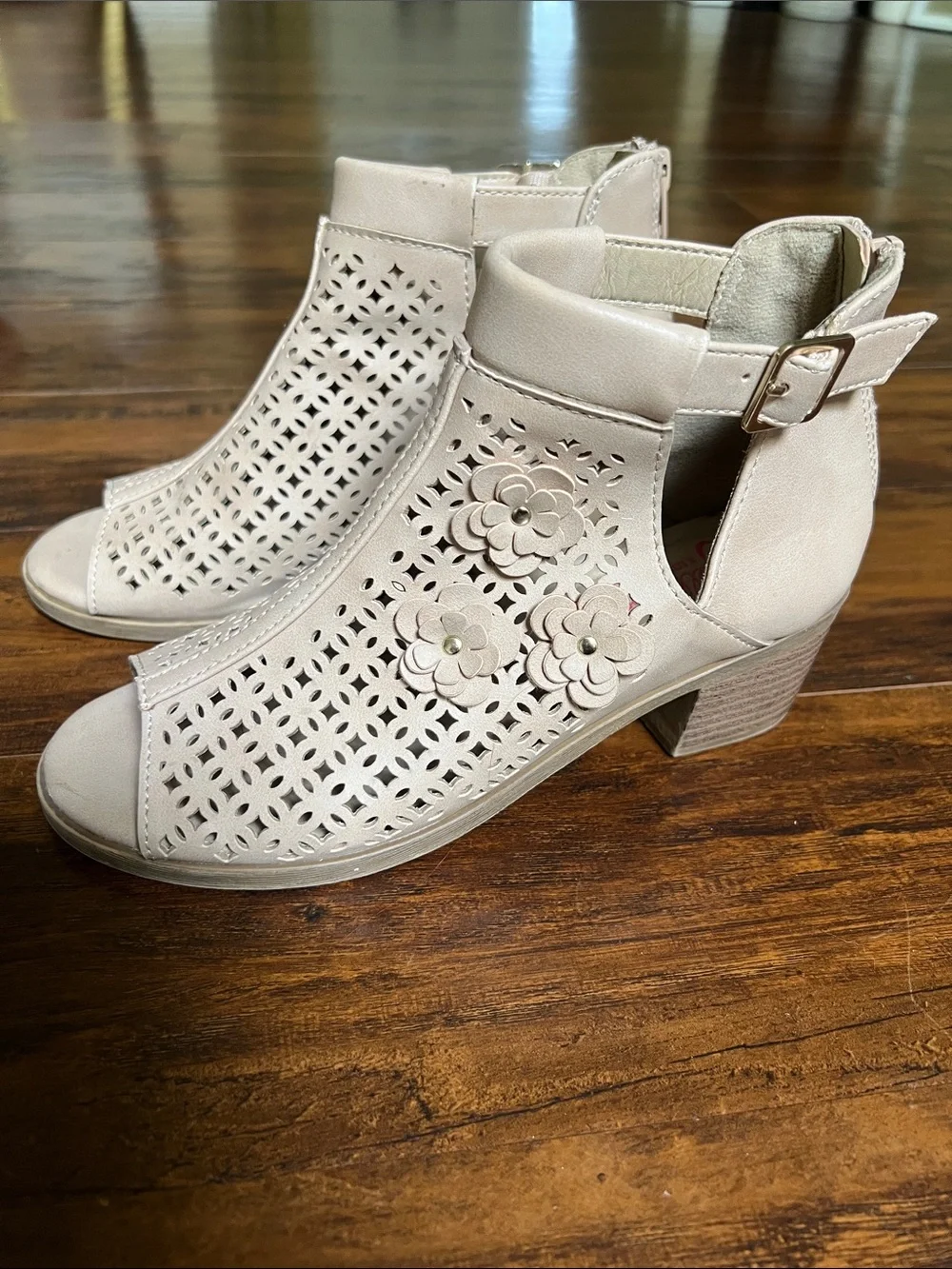 JellyPop Girls Biege Peep-Toe Laser-Cut Floral Sandal Bootie Size 3
